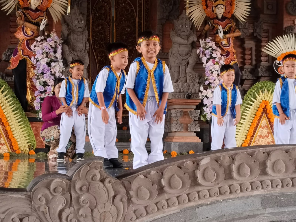 KELIAN BANJAR DINAS SILA DHARMA MENGHADIRI KEGIATAN PERPISAHAN "TK B PRATAMA WIDYALAYA MEKAR SARI " BERTEMPAT DI BALAI BANJAR SILA DHARMA